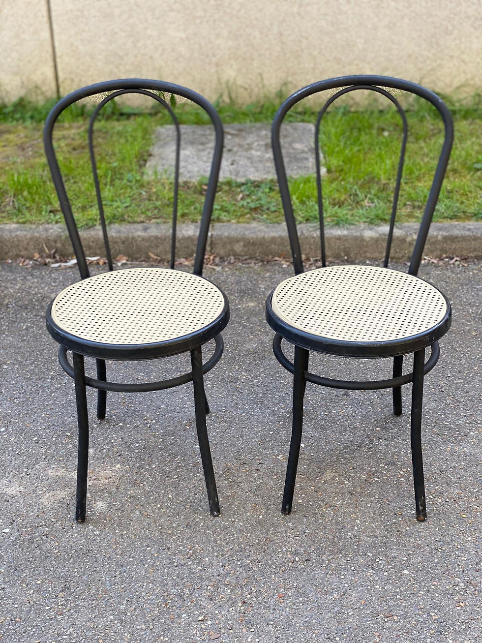 Paire de chaises de bistrot en acier noir et cannage plastique