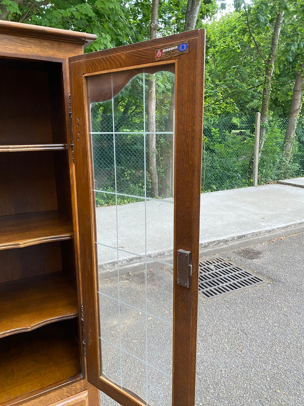 Miniature : Vitrine Louis XV en bois signée Riskoff