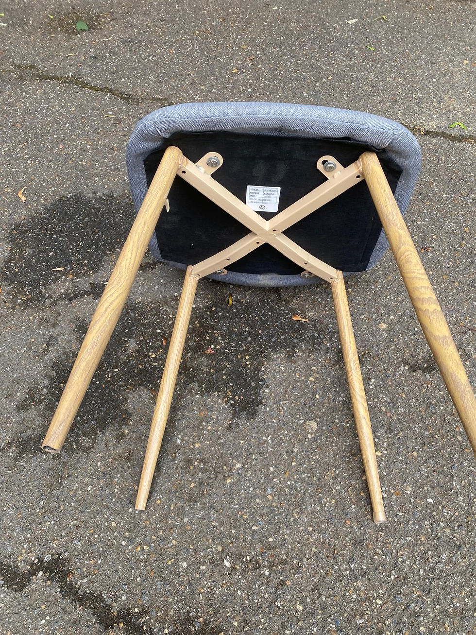 Miniature : Chaise scandinave en tissu gris et pied en acier effet bois
