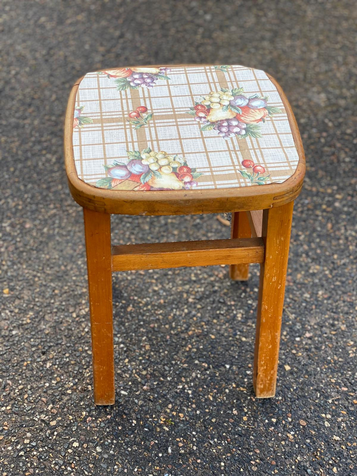 Tabouret carré en bois massif