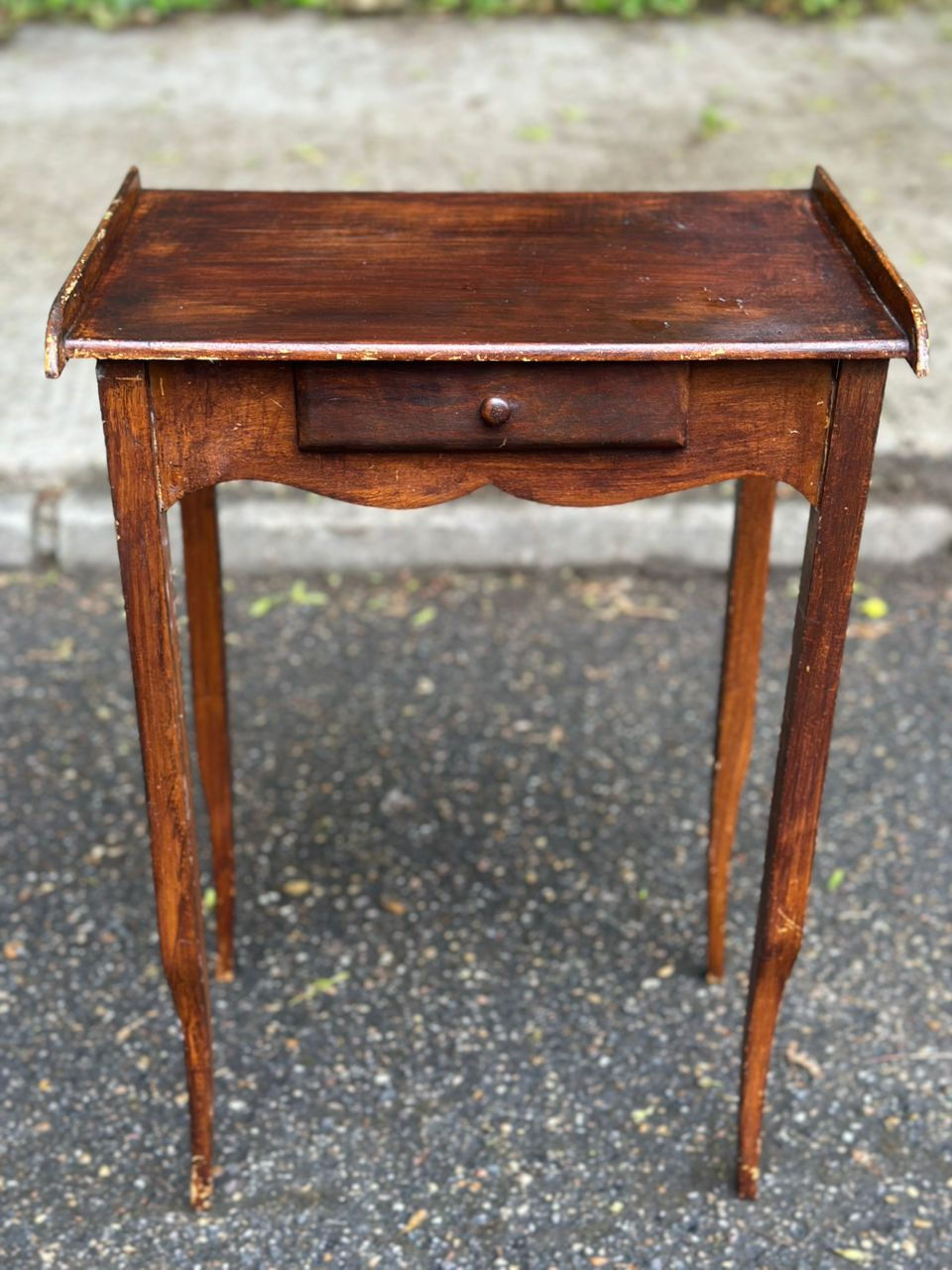 Table d'appoint vintage Louis XV en bois massif 1930