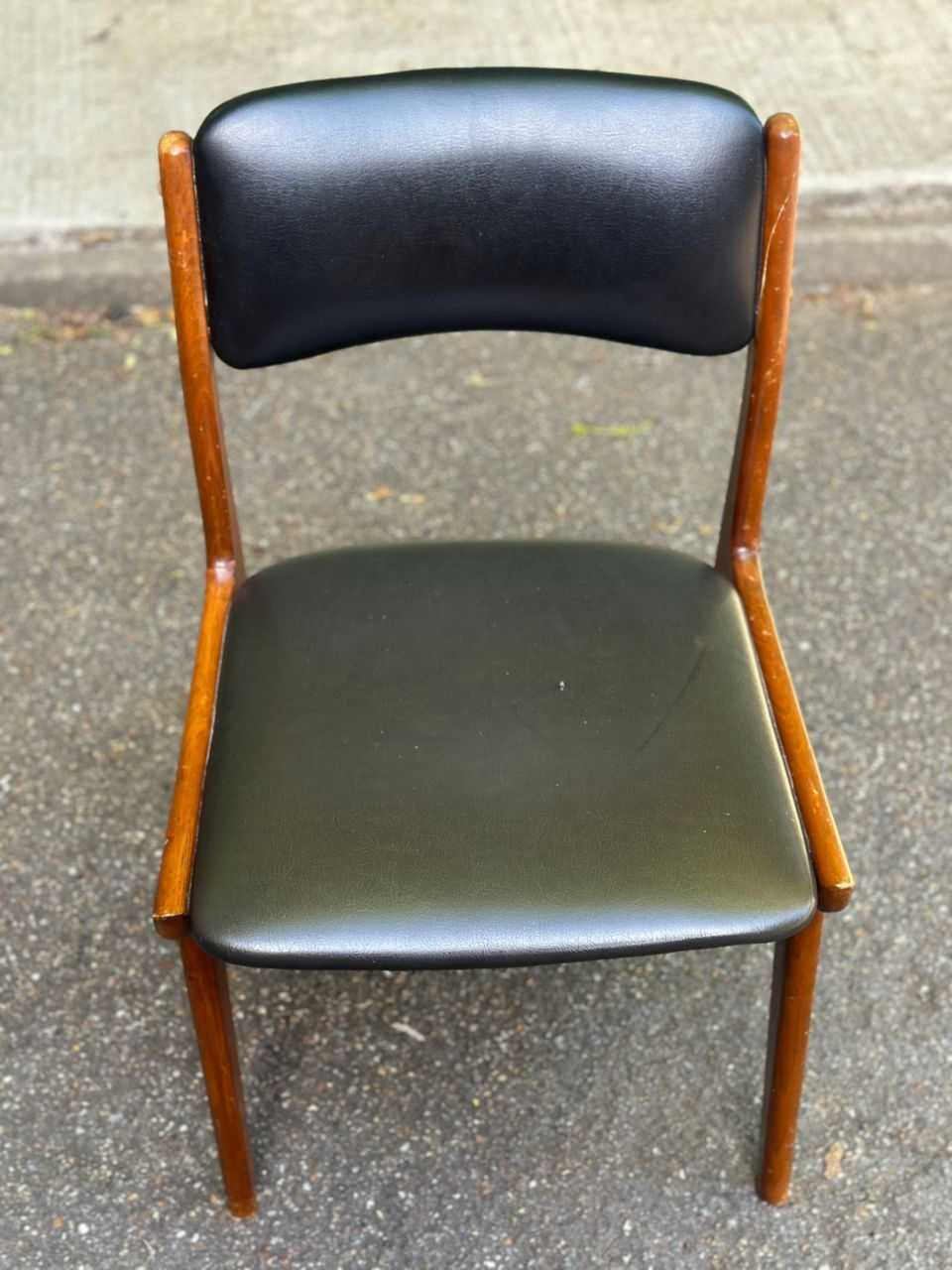 Miniature : Chaise à manger scandinave en bois massif et cuir noir Danemark 1960