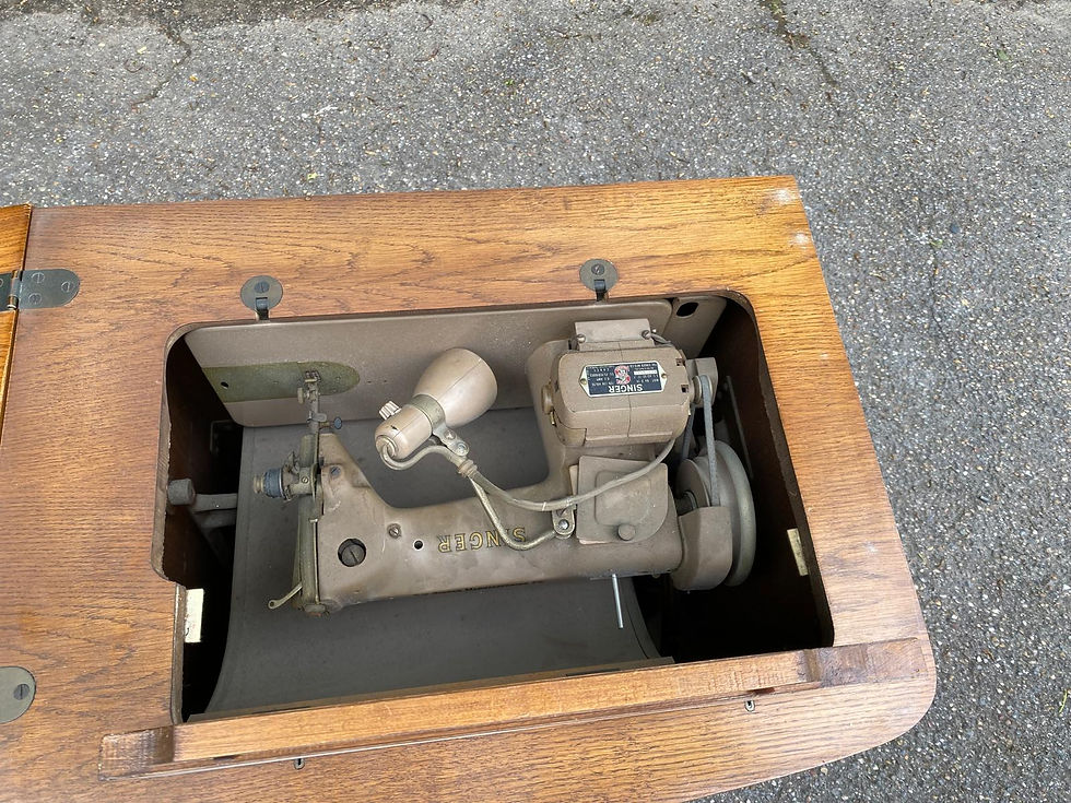 Miniature : Meuble commode avec machine à coudre singer