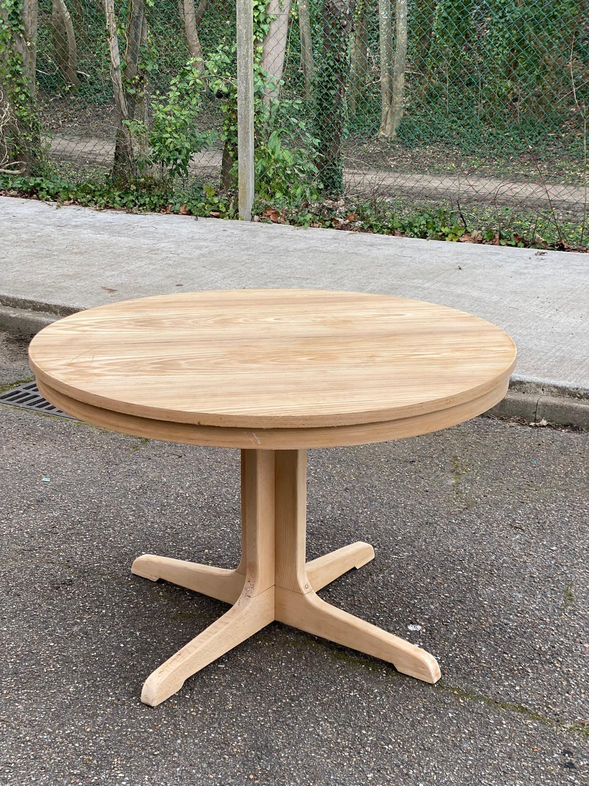 Table à manger scandinave Baumann ronde extensible pied central 115cm