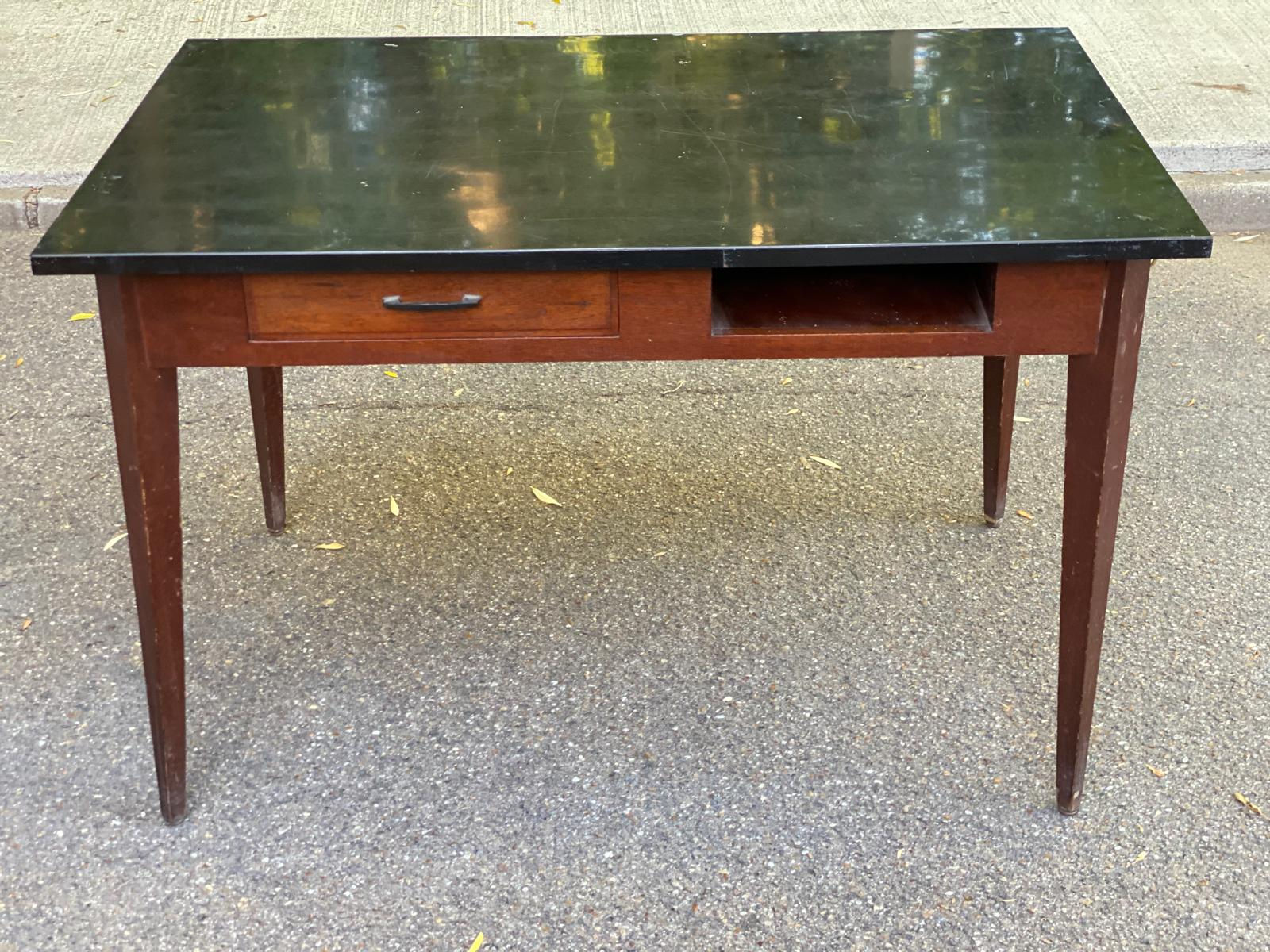 Bureau scandinave vintage 1950 plateau noir style écolier mid-century