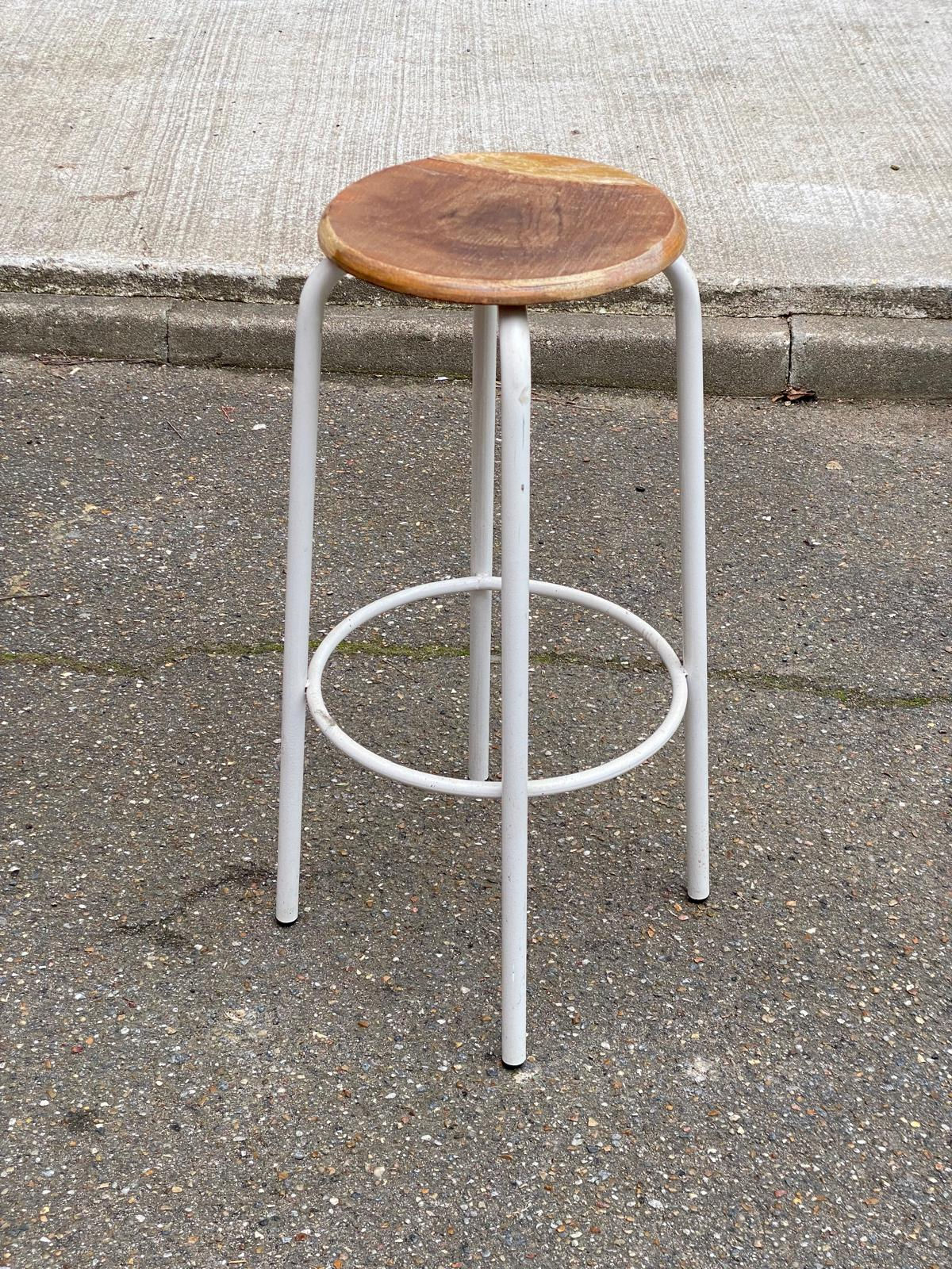 Tabouret haut de bar industriel vintage en acier blanc et bois 75cm