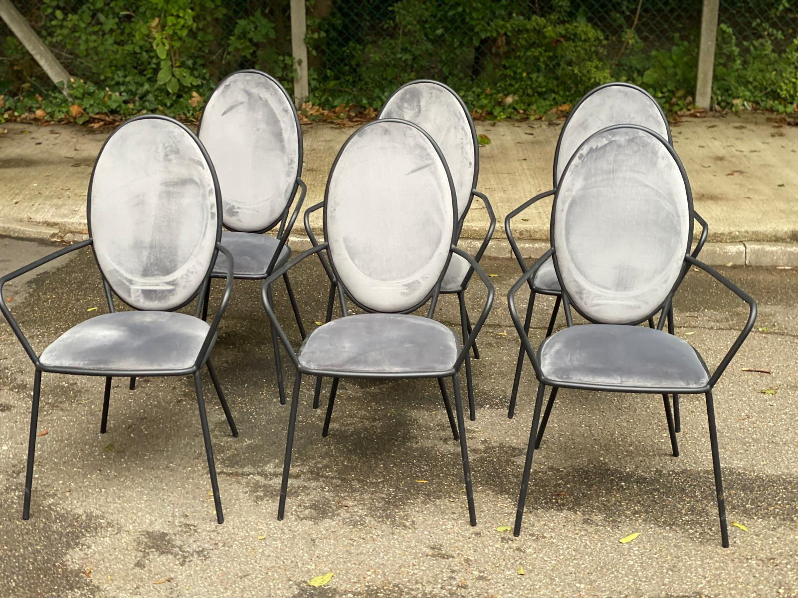 6 chaises à manger médaillon noir et velours gris avec accoudoir