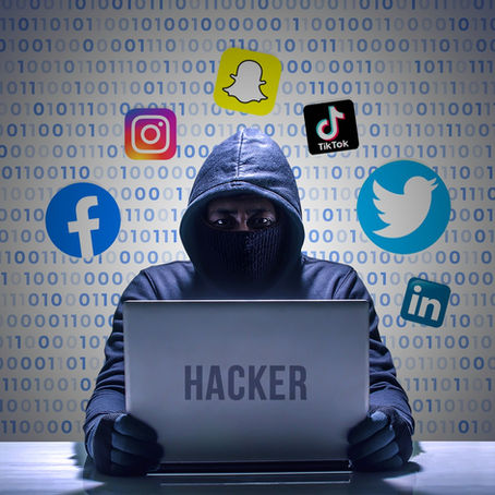 Feketébe öltözött hacker kapucniban, sötét háttér előtt, számítógépen keresztül próbál hozzáférni egy Facebook-fiókhoz.