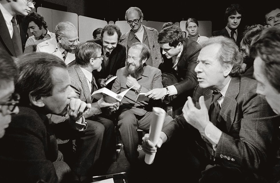 Après l'enregistrement de l'émission Apostrophe du 11 Avril 1975 lui étant consacrée, Alexandre Soljenitsyne discute avec le directeur des éditions YMCA-Press Nikita Struve tandis que Jean d'Ormesson et Jean Daniel continuent leur dispute hors antenne.