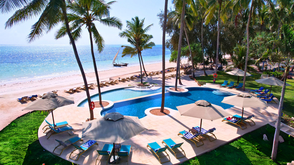 Bluebay Beach Resort infinity pool