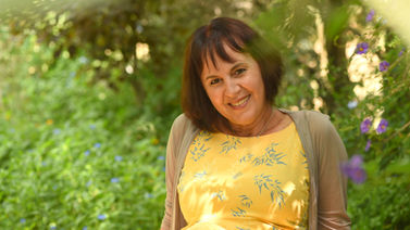 היא עובדת במשרה ניהולית