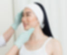 DermapenWorld expert provádí analýzu pleti před ošetřením Dermapen Treatment