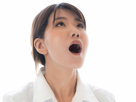 大きく口を開ける女性