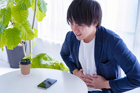 腹痛で辛そうな男性