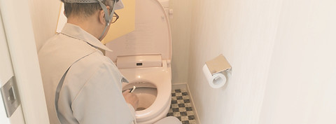 トイレの設備点検をする作業員