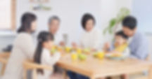 笑顔で食事をする三世代家族