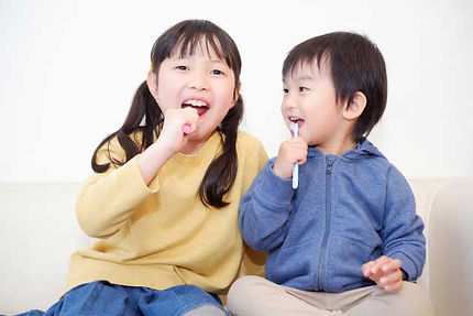 歯を磨く子ども
