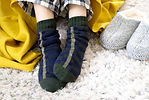 冷え性対策で冬用靴下をはいている女性の足元