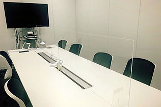 パーティションで感染対策した会議室