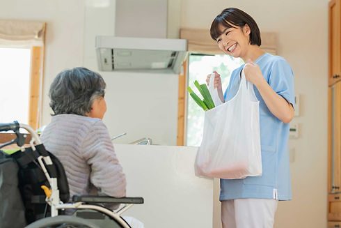 買い物代行をする女性介護士と利用者の女性