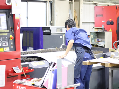 ファイバーレーザー加工機での作業