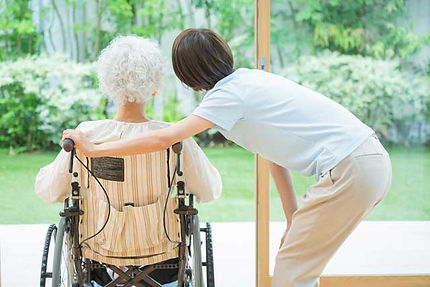 話をする介護職員とシニア女性