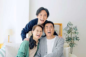 笑顔で話す若い男性とシニア夫婦