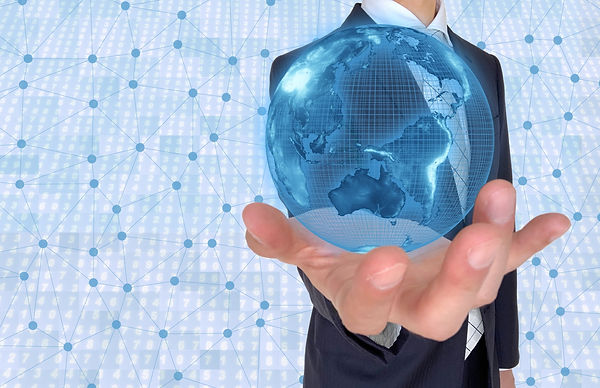 地球を手のひらの上に浮かせるビジネスマン