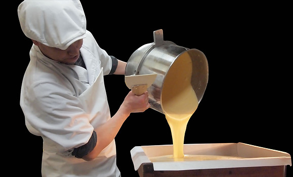 与謝野町の御菓子処 大槻菓舗 手作りしている様子