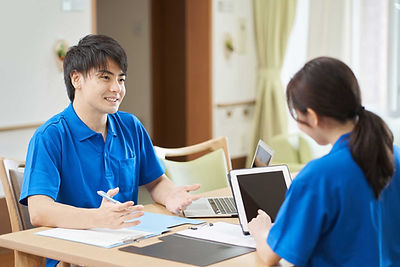 介護プランについて話し合う介護福祉士