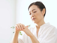 手荒れに悩む女性