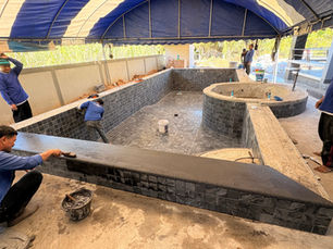 Round Jacuzzi inside a 10×5 m swimming pool with Silver Grey Stone Club tiles in Korat, Thailand.