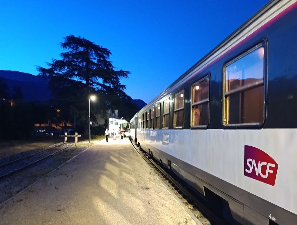 Train de nuit français en gare de Die (Drôme)