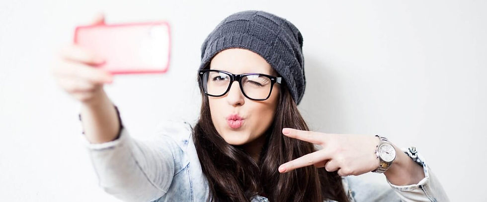 chica tomandose un selfie.jpg
