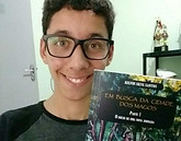 Kelvin e Livro.jpg
