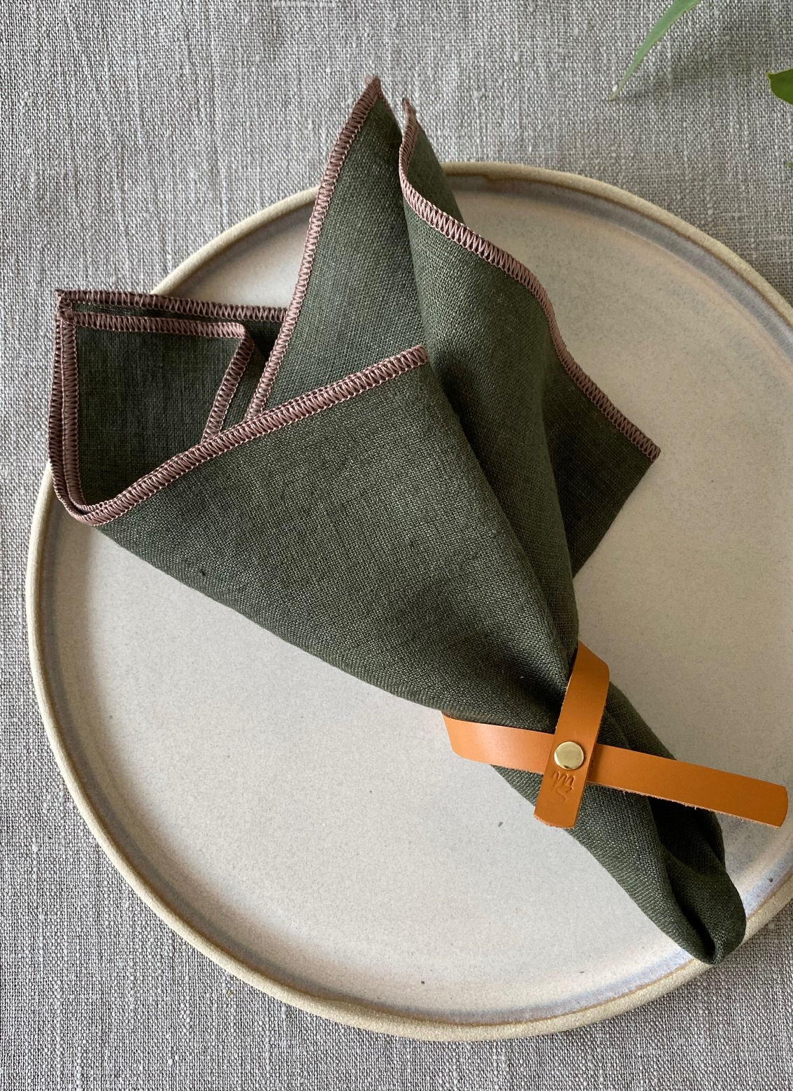 Serviette de table en lin lavé couleur kaki, artisanale et douce