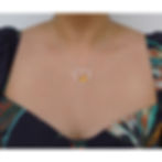 Collar en plata ley 950 de un chita sentado mirando de frente sobre un corazón, el chita está pintado y sus manchas son corazones. Este esta exhibido en una modelo