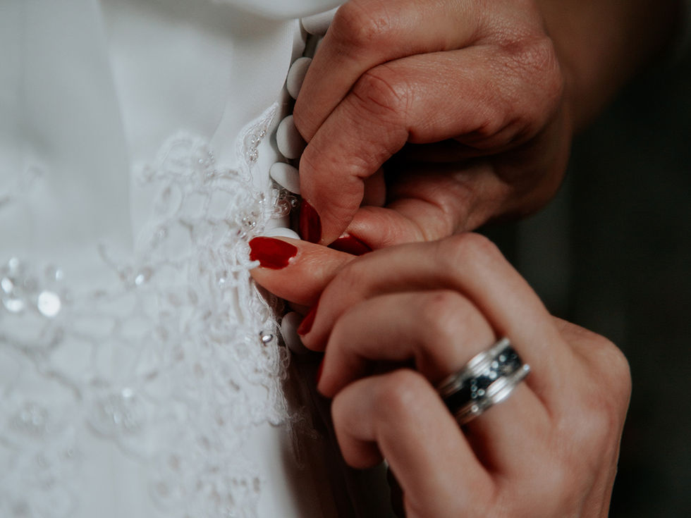 Reportage photo de mariage en Normandie, style naturel et élégant, photos de mariés, détails de décoration, photographe discrète