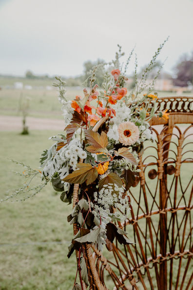 Mariage, Mariés, Robe de mariée, Costume de marié, Cérémonie, Échange des vœux, Bague de mariage, Bouquet de mariée, Portrait de mariage, Séance photo de mariage, Réception de mariage, Danse de mariage, Gâteau de mariage, Emotion, Famille, Amis, Amour, Tendresse, Moments spéciaux, Photographie de mariage, Photographe de mariage, Lieu de mariage, Décoration de mariage, Mariage en extérieur, Mariage en intérieur, Mariage religieux, Mariage civil, Photographies en noir et blanc, Photographies en couleur, Photographies artistiques, Photographies naturelles, Photographies spontanées, Photographies posées, Rires, Larmes de joie, Regard d'amour, Complicité, Élégance, Romantisme, Mariage classique, Mariage moderne, Mariage vintage, Mariage bohème, Mariage champêtre, Mariage urbain, Mariage à la plage, Mariage à la montagne, Détails du mariage, Album de mariage, Souvenirs de mariage.

