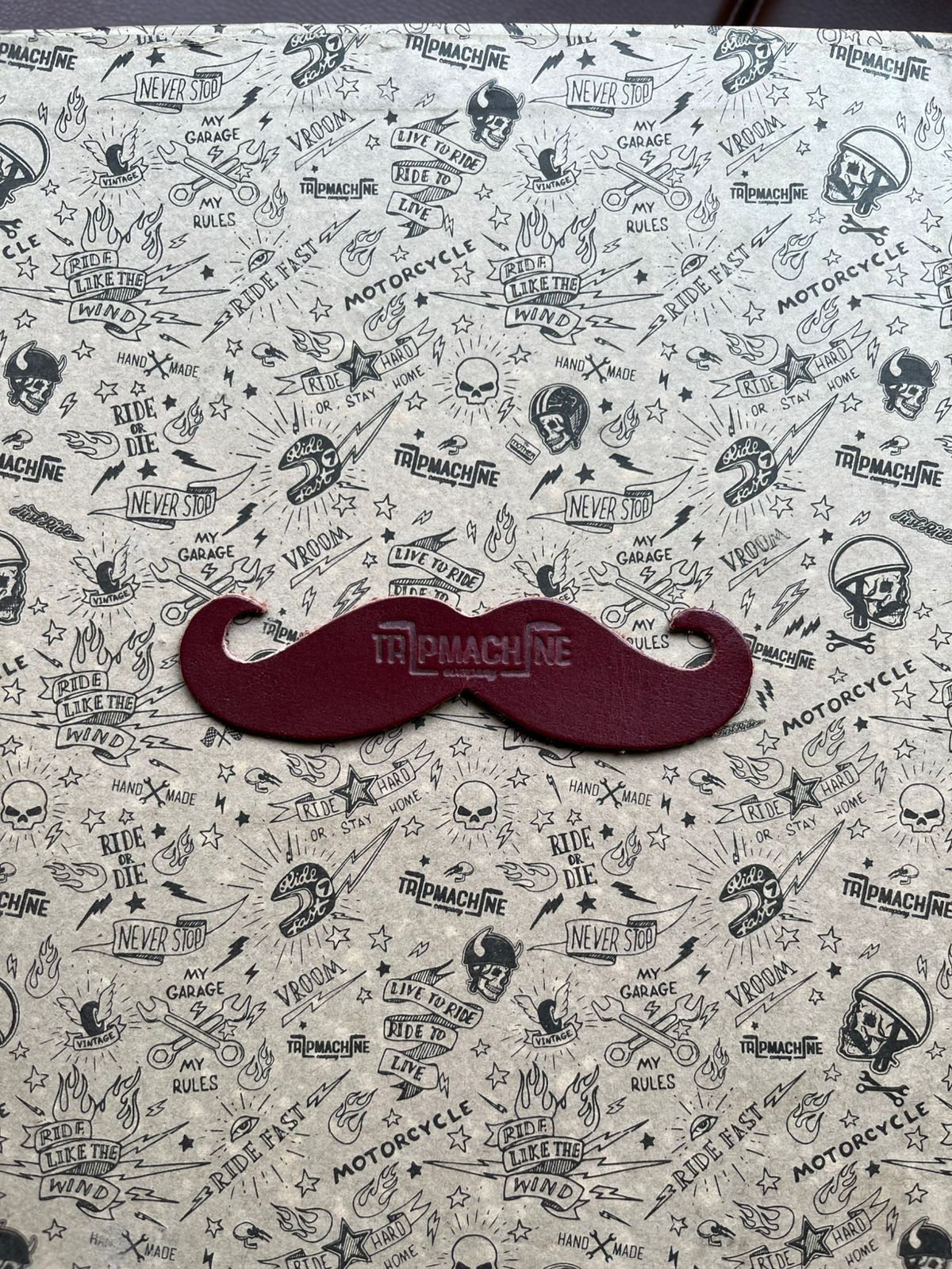 Mostacho de Cuero Tripmachine DGR 2025