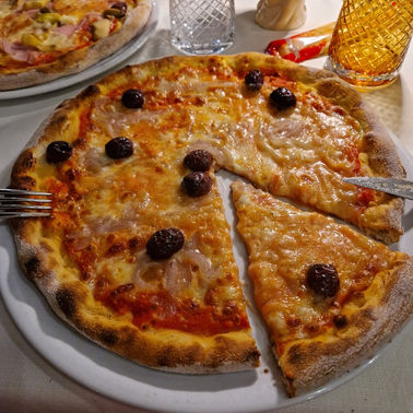 Olivabogyókkal díszített pizza_taormina_le buca étterem