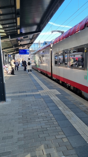 Ingyenes tömegközlekedés vonattal, a pályaudvaron