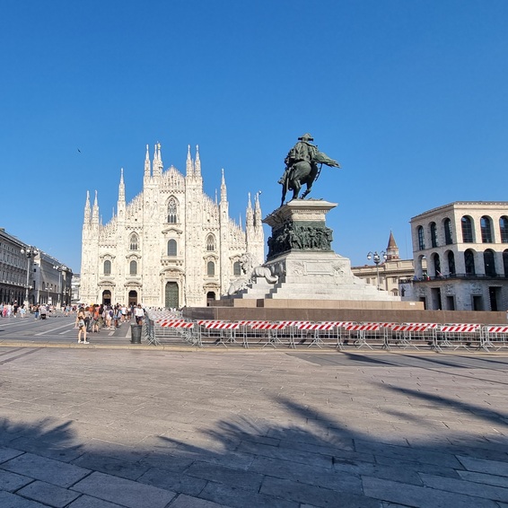 A fehér, csipkézett milánói dóm előtti tér lovasszobor