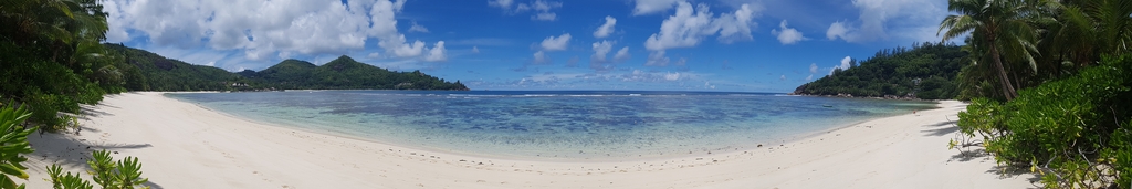 Baie Lazare, Seychelles csodálatos fehér homokos óceánpartja panoráma képben