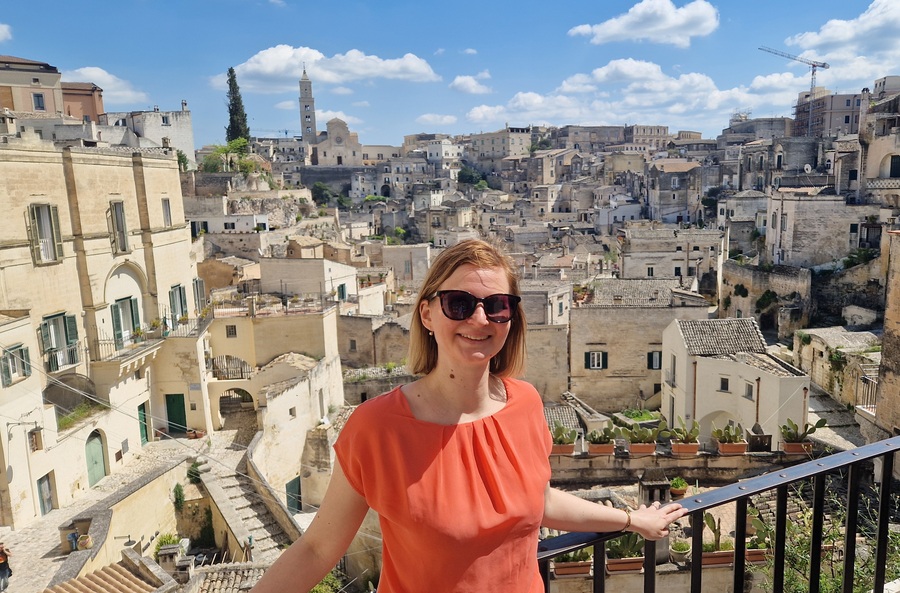 Háttérben Matera barlangvárosa