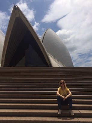A Sydney Operaház lépcsőin, ausztrália