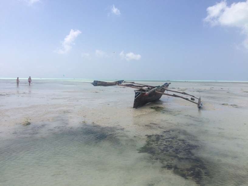 Csónak a parton apálykor Zanzibáron
