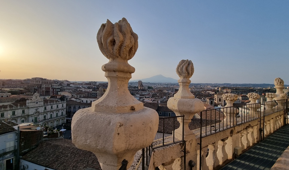 Naplemente és az Etna vulkánja a háttérben