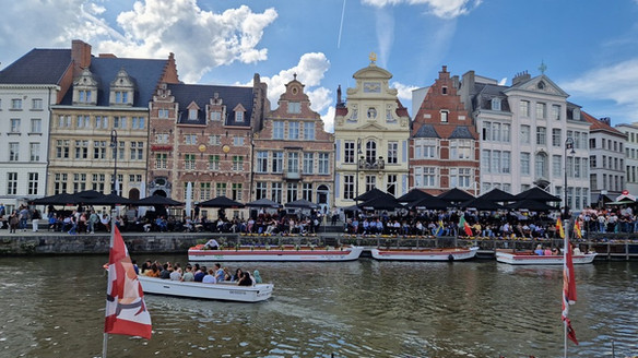 Hangulatos házak a folyóparton Brugge-ben