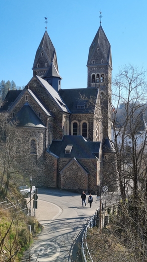 A clervaux-i templom két tornya és bejárata Luxembourgban